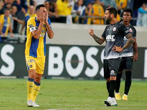 <STRONG>עוד שער של מכבי תל אביב נפסל:</STRONG> כדור קרן עלה לרחבה, יובאנוביץ` נגח וערן זהבי כבש. מצלמות הטלוויזיה הראו שזהבי לא היה בנבדל - נאאל עודה בדק ב-VAR והחליט בכל זאת: אין שער (צילום: אלן שיבר)