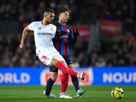 ריבוי עבירות בדקות הפתיחה האלה, כשרובם הלך לטובת ברצלונה (GETTY)