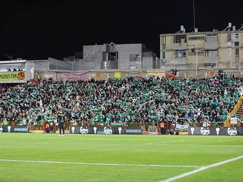מכבי חיפה ממשיכה לבעוט מרחוק, כשהפעם סבע שלח כדור נוסף סמוך לעמוד. האוהדים הירוקים יזכו לראות שער לפני המחצית? (לירון מולדובן)