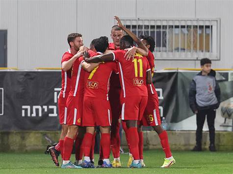 אחרי העבירה של ואתורי, כנעאן שולח את הכדור החופשי לחיבור של פ``ת, איזה שער ענק! (לירון מולדובן)