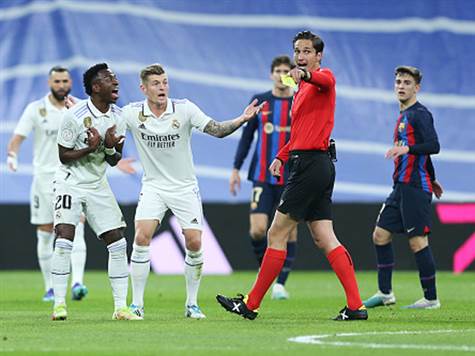 ויניסיוס סופג צהוב אחרי מאבק עם דה יונג במרכז השדה