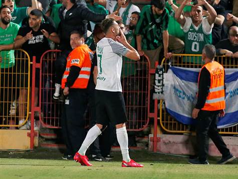 שער! עומר אצילי שלח כדור נהדר לפינה, יואב ג`ראפי לא הצליח לעצור. 1:2 למכבי חיפה (אלן שיבר)