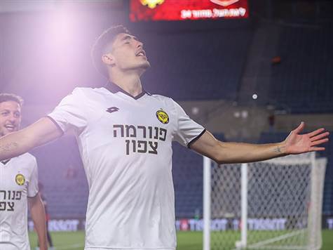 טוומאסי הכניס כדור עומק, זלאטנוביץ` פתח רגליים והכדור הגיע אל גנדלמן, ששלח בעיטה למשקוף ופנימה (ברני ארדוב)