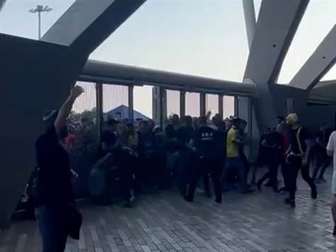 <STRONG>חמור. צפו: עשרות אוהדים ניסו לפרוץ לאיצטדיון</STRONG>
