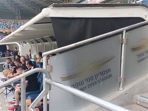 מאחורי הספסלים בסמי עופר הותקנו וילונות, בעקבות תקריות שנרשמו בין האוהדים לספסלים בעבר