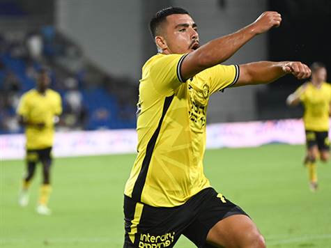 איתן אזולאי חוגג שער גדול (ברני ארדוב)