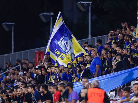 הקהל של ריינה נכנס לעניינים. הקבוצה שלו התעוררה מחדש במשחק הזה (צילום: מאור אלקסלסי)