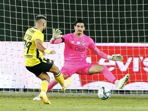 איתמר שבירו כבר חגג שער ראשון לזכות נתניה, אבל זה קרה אחרי עבירה ברורה על אדי גוטליב -&nbsp;השופט אוראל&nbsp;גרינפלד פסל את הגול (צילום: אלן שיבר)