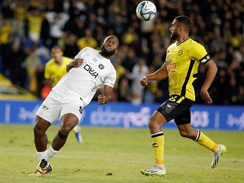 המגמה של נתניה נמשכת - היא לוחצת ללא הרף את השער של בית``ר, שמצידה ירדה אחורה לגמרי כדי לשמור על היתרון שלה (צילום: אלן שיבר)