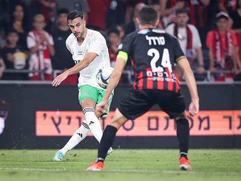 מכבי חיפה ממשיכה בלחץ, אבל השחקנים של רוני לוי עומדים מול הניסיונות בפן ההגנתי. בפן ההתקפי, הפועל חיפה לא קיימת (מאור אלקסלסי)