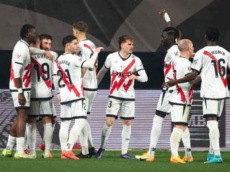 דה פרונטוס היתל בלוקאס ואסקס בצד ימין והגביה כדור נהדר לרחבה, משם הקשר נגח בעוצמה לרשת של קורטואה את הראשון להערב. יופי של שער (GETTY)