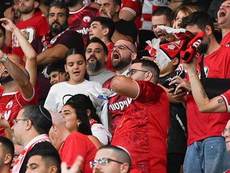 ריינה מצליחה להניע את הכדור לעיתים, אך בכל פעם היא מתקשה לצאת להתקפות מסוכנות. ב``ש מנגד נראית נהדר והאחים הורן נהנים ביציע (ברני ארדוב)