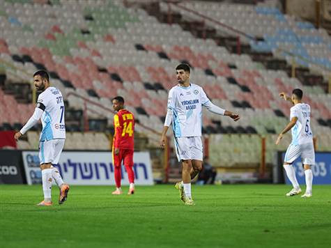 טעות בהגנת טבריה סידרה לבאטום מצב טוב, אך החלוץ התבלבל ואיבד (לירון מולדובן)