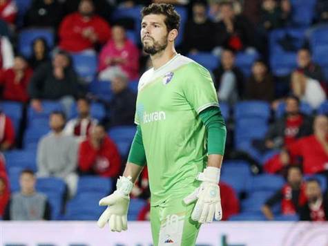 למרות מתפרצת קורצת של הפועל ת``א, יזן נסאר ניסה לבעוט מזווית קשה וסחט הדיפה מטננבאום (אלן שיבר)