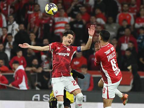 בינתיים המשחק מתנהל בעיקר במרכז השדה (ברני ארדוב)