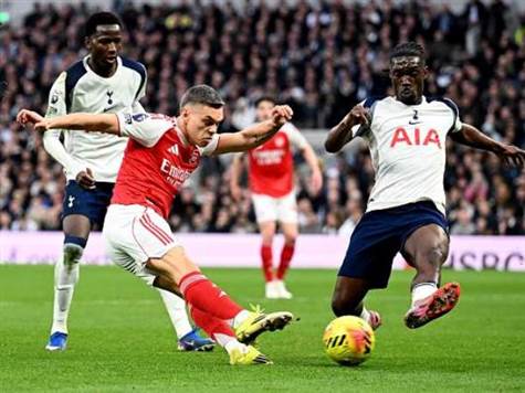 ניסיון מעניין של טרוסאר מרחוק יוצא החוצה. טוטנהאם נעלמה מהמשחק הזה כמעט לגמרי (GETTY)