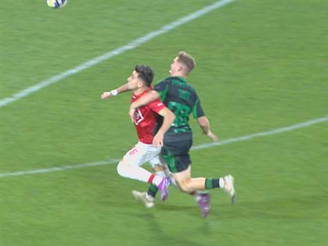 <strong>ממש עם פתיחת המחצית השנייה, מכבי חיפה נשארת בעשרה שחקנים</strong>&nbsp;לאחר שהכשיל מאחור את לויזו, שנותר אחרון בסמוך לרחבה, וראה את הכרטיס האדום. נראה שקשר הירוקים נפגע בעצמו במהלך.<br />