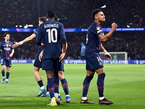 הכישרון הצעיר מקבל כדור באגף שמאל, מחפש את החיבור הרחוק - ופוגע בחראבנברך בדרך וכובש! 0:1 מוקדם לפ.ס.ז' (GETTY)