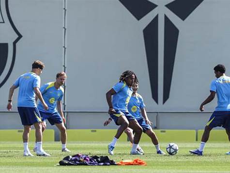 בעקבות התיקו של ריאל מדריד אמש נגד ג'ירונה, להנזי פליק וחבורתו אפשרות להגדיל את הפער בפסגה ל-9 נקודות מהבלאנקוס (GETTY)