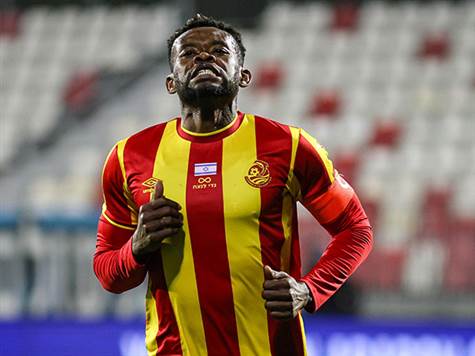 עם פתיחת המחצית, יציאה מסוכנת של אנסה קדימה הסתיימה בבעיטה שלו מזווית קשה ובהדיפה של שרון (קובי אליהו)