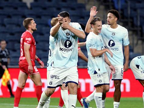 למכבי ת``א, שניצחה בארבעה מחמשת משחקי הליגה עם רוני דיילה, יש חלומות משלה וניצחון שלה הערב יצמק את הפער מב``ש לארבע נקודות בלבד. הפסד של בית``ר גם יוכל להכניס את הצהובים לפלייאוף העליון בשתי נקודות הפרש ממנה (מאור אלקסלסי)