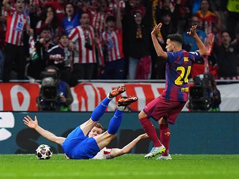 <strong>שוב זה קורה לברצלונה.</strong>&nbsp;אריק גרסיה הורחק בכרטיס אדום לאחר שהכשיל סורלות שהיה במצב ודאי לכיבוש שער. ממש כמו האדום לקובארסי במשחק הראשון. (Angel Martinez/Getty Images)