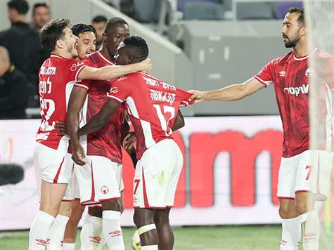 רגע האמת של האדומים מתחיל: עם אצטדיון מלא מאחוריה, הפועל ב``ש תפתח את הפלייאוף העליון במשחק ביתי לא פשוט נגד הפועל פ``ת של עומר פרץ. קוז'וך יצטרך להסתדר ללא ויטור ודוידזאדה הפצועים, ואמור להמשיך לתת קרדיט לאבו רומי ואמיר גנאח בהתקפה (צילום: אלן שיבר)