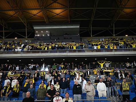 הקהל ממתין להתפתחויות. לא הרבה קורה על הדשא (ברני ארדוב)