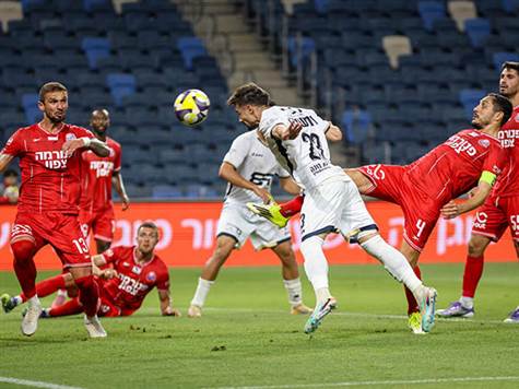 2:2! כנאני הגביה כדור לרחבה, ודמשקאן נגח מקרוב פנימה.&nbsp;(קובי אליהו)<br />