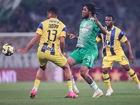 מכבי תל אביב שולטת בכדור בדקות הפתיחה, אך ללא איום מהותי לשער חוץ מהמצב הראשוני של שחר (מאור אלקסלסי)