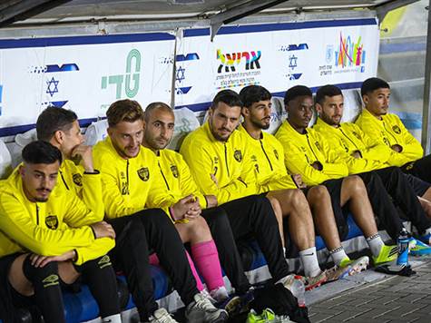 ירין לוי, שועה, טימוטי מוזי - כולם על הספסל של יצחקי (שגם חושב על המרתון שעוד צפוי לו בהמשך) (צילום: קובי אליהו)