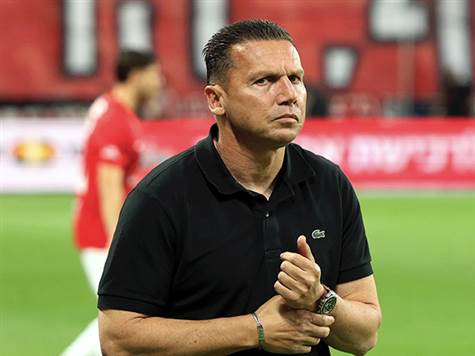 מצב של הפועל בצד השני, כשבואטנג קיבל כדור עומק נהדר, אותו הוא שלח החוצה בנגיעה. חוסר דיוק בדקות הפתיחה, בכר זועם על הקו (אלן שיבר)