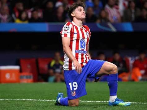 רגע של חשש קל אצל אתלטיקו כשאלברס נשכב על הדשא, אבל הוא קם במהרה וחזר לרוץ על הדשא (GETTY)