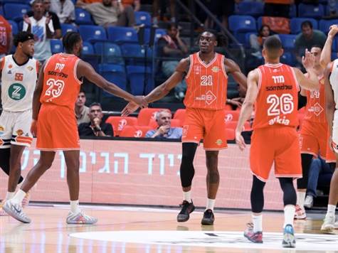 חור בהגנת הצבע של מכבי ראשל``צ, וטאי אודיאסי מעניש עם דאנק גדול!