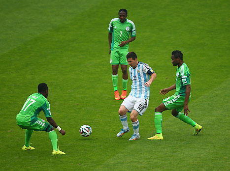 הנה עוד מתפרצת של מסי, הפרעוש מנער 3 מגינים ובועט.. הפעם זה הולך החוצה!