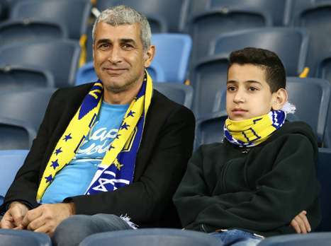 והאוהדים מתחילים לתפוס מקומות ביציע (אלן שיבר)