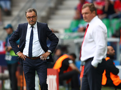 המאמנים דרוכים על הקווים (getty)