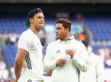 נוייר בוחן את הדשא בפארק דה פראנס