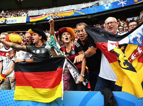 השחקנים על כר הדשא, ההמנונים נשמעים, מיד יוצאים לדרך