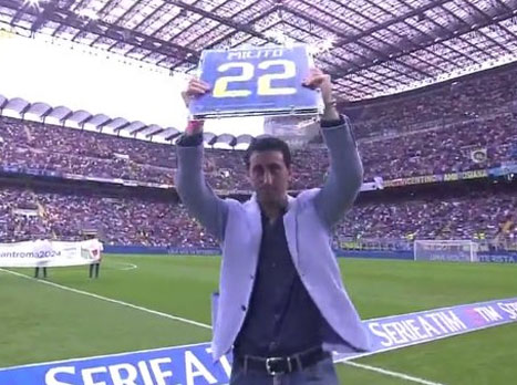 כמו מטראצי, גם דייגו מיליטו היה חלק מאינטר הגדולה של תחילת העשור ואף לא פחות משמעותי. גם הסקורר הארגנטיני זכה לטקס הוקרה. <STRONG>צפו ></STRONG>