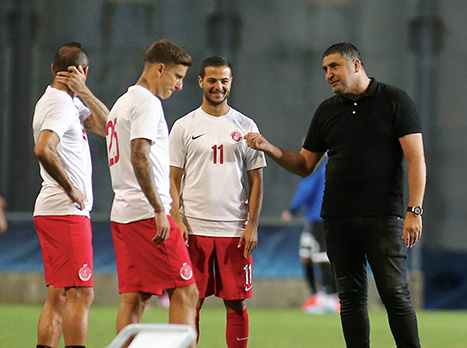 יובל נעים במצב רוח טוב לפני שריקת הפתיחה (צילום: אלן שיבר)