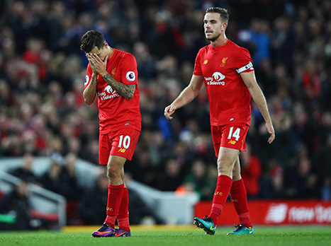 ליברפול, לעומת זאת, כן יזמה ותקפה. ניצחון שישי רצוף היה עשוי לשלוח אותה לפסגה בהתאם להפרש, אך היא נתקלה שוב ושוב בדה חאה ביכולת גבוהה. יורגן קלופ החליט להשאיר את אדם ללאנה שסחב פציעה על הספסל בפתיחה. אחרי שהוא נכנס חל שיפור בשורות המארחים, אך בסופו של דבר הם לא הצליחו למצוא את הרשת והרצף שלהם נקטע. אחרי 8 מחזורים, ליברפול מוצאת את עצמה במקום הרביעי עם 17 נקודות, 2 פחות מאשר למוליכה, מנצ`סטר סיטי, בעוד שיונייטד (14) שביעית.