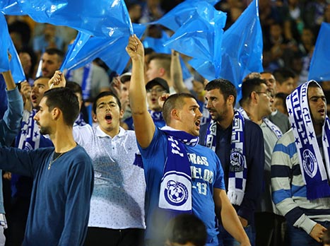הקהל של אשקלון מנסה לעודד את השחקנים שלו, אבל מדובר בליגה אחרת לגמרי (לירון מולדובן)
