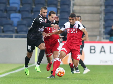 <STRONG>למרות המשקוף, דווקא הפועל חיפה היא זו ששולטת במשחק ומחזיקה יותר זמן בכדור (יוסי שקל)</STRONG>