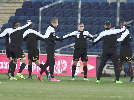 שתי הקבוצות עלו לחימום בטדי (אלן שיבר)