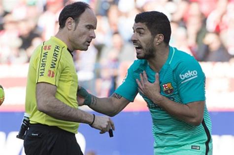 סוארס מתלונן לשופט. האורוגוואי נראה עצבני על הדשא&nbsp;(getty)