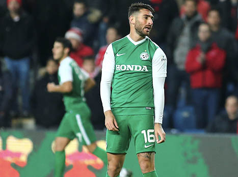 מנגד, חיפה מגיעה מעודדת מהשגת המקום בפלייאוף העליון ברגע האחרון, אך גיא לוזון בסגל חסר, בייחוד בחלק ההתקפי. ארבעה שחקנים פצועים, עומר דמארי, אלירן עטר, פיטים אזמי ואניס אלושי, בעוד קמיל ואצק ואיסמעיל ריאן מושעים בגין צהובים (צילום: אלן שיבר)