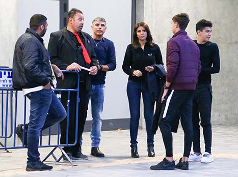 אלונה ברקת מחזיקה לבחורים שלה אצבעות (צילום: דני מרון)