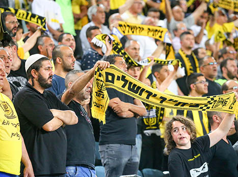 לא רגוע ביציע המזרחי. אוהדים רבים נטשו (צילום: דני מרון)