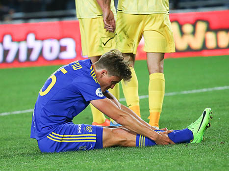 שוינפלד מתוסכל. האליפות מתרחקת ממכבי ת``א (צילום: דני מרון)